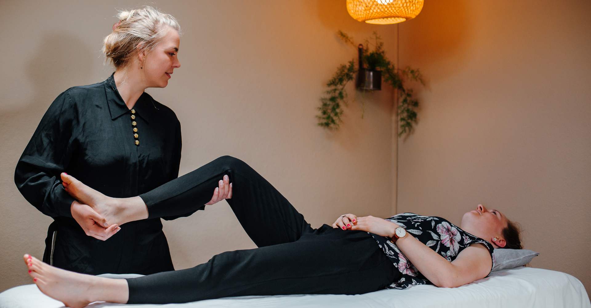 Sigrid behandler en klient på briks i klinikken i Silkeborg